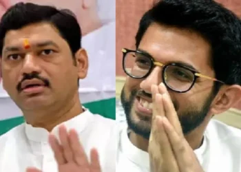 बीडमधील हत्येप्रकरणी आदित्य ठाकरे यांनी केली धनंजय मुंडेंच्या राजीनाम्याची मागणी