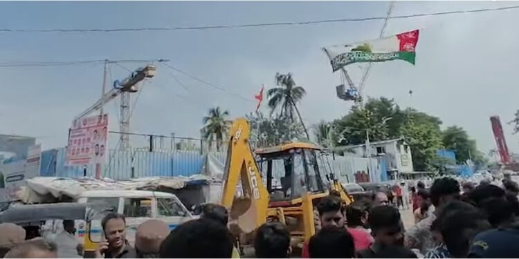 भारतनगरमधील अनधिकृत बांधकामावर एसआरएकडून कारवाई; कारवाईविरोधात ठाकरे गटाचे आंदोलन