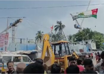 भारतनगरमधील अनधिकृत बांधकामावर एसआरएकडून कारवाई; कारवाईविरोधात ठाकरे गटाचे आंदोलन