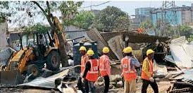 महापालिका आणि मेट्रो प्रशासनानी कार्यवाही; ५० अनधिकृत झोपड्यावर तोडक कारवाई