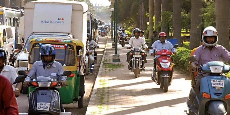 सतर्क रहा! फुटपाथवरून दुचाकी वाहने चालवणाऱ्या वाहन चालकांवर होणार कठोर कारवाई