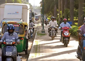 सतर्क रहा! फुटपाथवरून दुचाकी वाहने चालवणाऱ्या वाहन चालकांवर होणार कठोर कारवाई