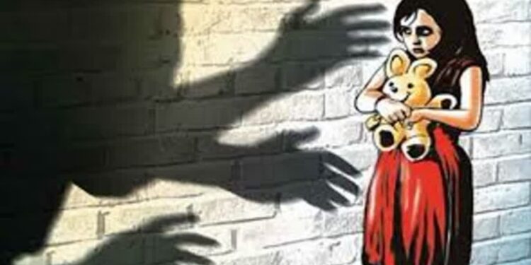 तरूण मुलीवर हल्ला करून गळ्यातील सोनसाखळी चोरणारा चोरटा अटकेत