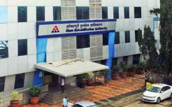 अंधेरीतील झोपु योजनेतील मृत व्यक्तींच्या नावे असलेली सदनिकांच्या झोपडीवासीयांची पात्रता रद्द