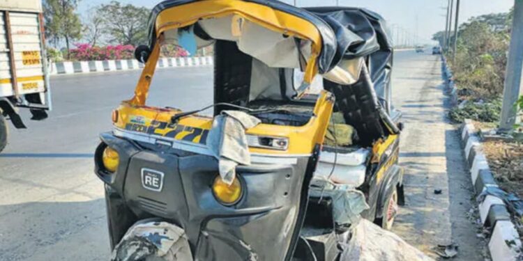 रिक्षा पुलाच्या कठड्यावर आदळली; रिक्षाचालक याच्यासह एका अल्पवयीनाविरुद्ध गुन्हा दाखल