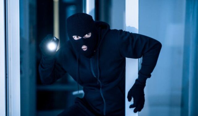 पुण्यात १ लाख ३१ हजारांचा ऐवज चोरी