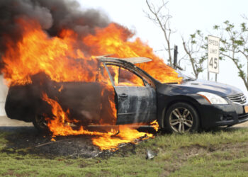 धावत्या गाडीने अचानक घेतले आगीचे स्वरूप