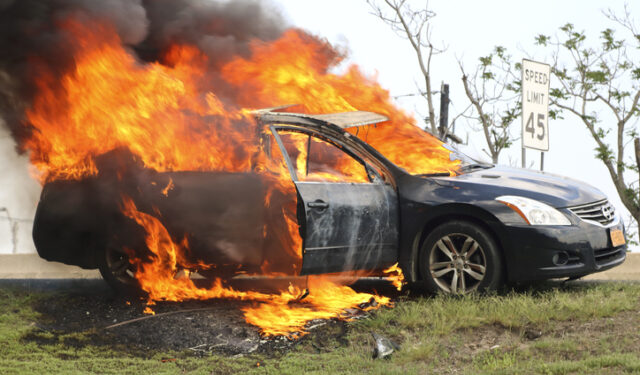 धावत्या गाडीने अचानक घेतले आगीचे स्वरूप
