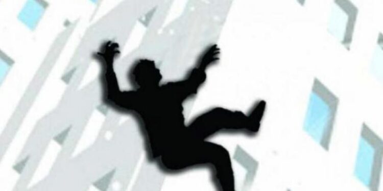 आजीने नातवंडासह गच्चीवरून उडी मारून केली आत्महत्या ; जागीच मृत्यू !!