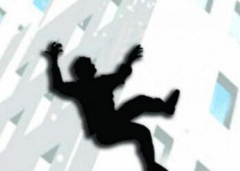 आजीने नातवंडासह गच्चीवरून उडी मारून केली आत्महत्या ; जागीच मृत्यू !!