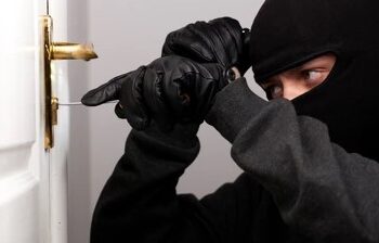 पुण्यातील चोरट्यांनी घातला धुमाकूळ ; तब्बल लाखो रुपयांचा ऐवज चोरला