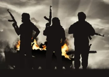 शाळेला सुट्टी लागली असता पर्यटनासाठी गेलेल्या कुटुंबीयांच्या समोर दहशतवाद्यांनी वडिलांना मारले ठार