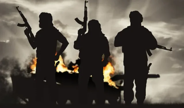 शाळेला सुट्टी लागली असता पर्यटनासाठी गेलेल्या कुटुंबीयांच्या समोर दहशतवाद्यांनी वडिलांना मारले ठार