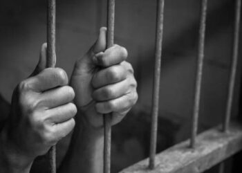 कार चालकाचे जबरदस्तीने पैसे घेऊन पाळलेल्या चोरट्याला अटक; पोलीस आयुक्त कडून पोलीस कर्मचाऱ्यांचा सत्कार