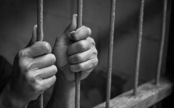 कार चालकाचे जबरदस्तीने पैसे घेऊन पाळलेल्या चोरट्याला अटक; पोलीस आयुक्त कडून पोलीस कर्मचाऱ्यांचा सत्कार