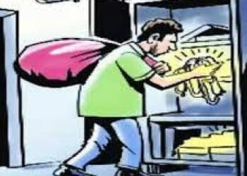 घरमालक परदेशात गेल्यानंतर सव्वा तीन लाखांची चोरी