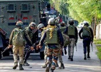 PAHALGAM ATTACK – जम्मू काश्मीरमध्ये अडकलेल्यांना पर्यटकांना विमानामध्ये बसवून परत आणले ..