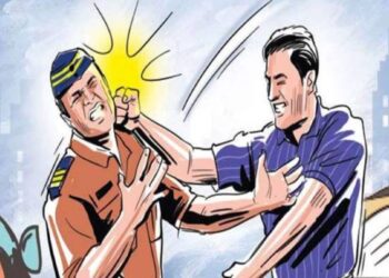 पोलीस कर्मचाऱ्याला धक्काबुक्की करत रस्त्यावर मारहाण, “मी पुण्याचा डॉन आहे, जेलरला संपवले, तुलाही संपवेल”.