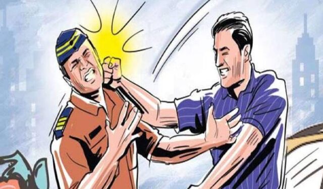 पोलीस कर्मचाऱ्याला धक्काबुक्की करत रस्त्यावर मारहाण, “मी पुण्याचा डॉन आहे, जेलरला संपवले, तुलाही संपवेल”.