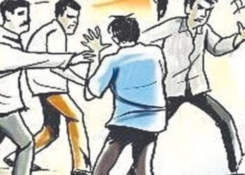 मोटारीचा हॉर्न वाजविल्याने भवानी पेठेत भाऊ-बहिणीला बेदम मारहाण, तरुणाच्या डोक्यात दगड घातला ..