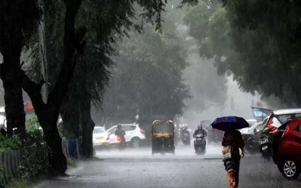 मुंबईतील काही परिसरात वादळी वाऱ्यांसह पावसाच्या सरी