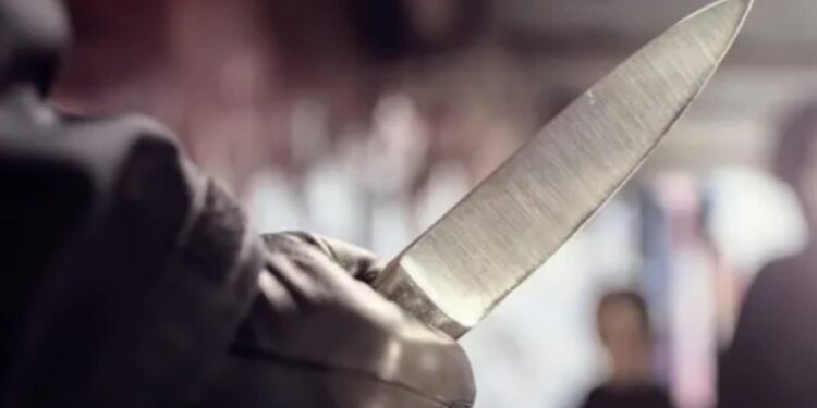 पुण्यात खंडणी न देणाऱ्या दुकानदारावर वस्ताऱ्याने हल्ला