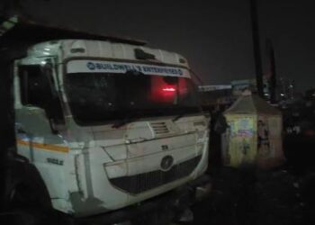 डंपरने भर बाजारात घुसून नागरिकांना चिरडले, नागरिकांमध्ये भीतीचे वातावरण निर्माण