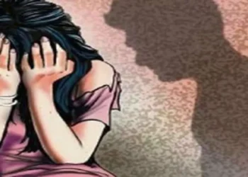 झोपलेल्या १५ वर्षांच्या मुलीवर सावत्र बापानेच केला अत्याचार