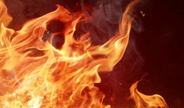 कुटुंब झोपलेले असताना घराला आणि दुचकीला लावली आग, सीसी टीव्ही चित्रणामुळे प्रकार उघडकीस