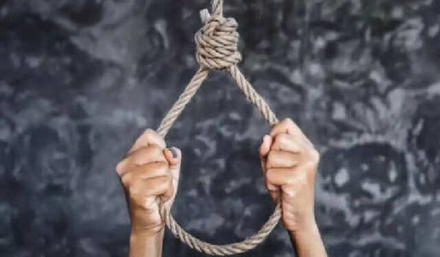 माहेरून पैसे आणण्यावरून होणाऱ्या छळाला कंटाळून विवाहितेची गळफास घेऊन आत्महत्या