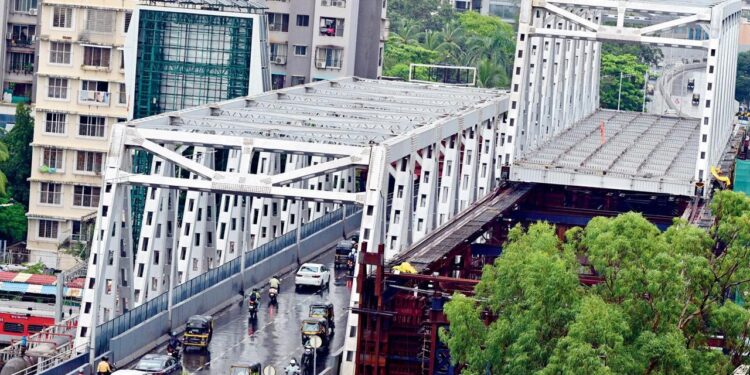 गोखले पुल लवकरच मुंबईकरांच्या सेवेत येणार, तसेच विक्रोळी पुलाचे ९५% काम पूर्ण