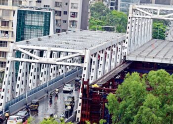 गोखले पुल लवकरच मुंबईकरांच्या सेवेत येणार, तसेच विक्रोळी पुलाचे ९५% काम पूर्ण