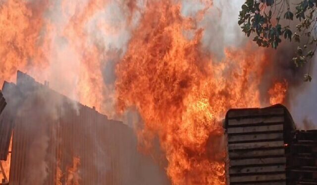 अंधेरीत औद्योगिक गोदामाला सकाळी आग, शस्त्रक्रियेच्या उपकरणांसह वैद्यकीय सामान जळून खाक