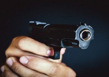 दुकानदारावर गोळी झाडून आरोपी फरार; आरोपींचा शोध सुरू