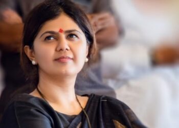 राज्याच्या मंत्री पंकजा मुंडे यांना अश्लील मेसेज पाठवून त्रास देणाऱ्या आरोपीला अटक