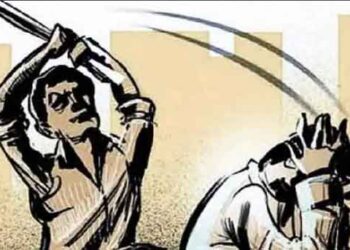 लहान मुलांच्या भांडणातून बापलेकाने केली शेजाऱ्याला बेदम मारहाण, बापलेकाच्या विरोधात गुन्हा दाखल
