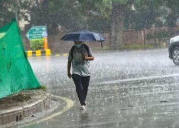 मुंबईत पावसाने हजेरी; काही भागात वादळी वाऱ्यासह पावसाचा अंदाज