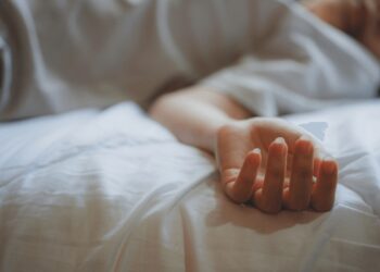 इमारतीच्या गच्चीवर आकाशातील छटांची छायाचित्रे काढण्यासाठी गेलेल्या मुलीचा मृत्यू