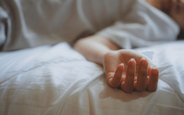 इमारतीच्या गच्चीवर आकाशातील छटांची छायाचित्रे काढण्यासाठी गेलेल्या मुलीचा मृत्यू