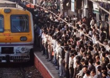 मुंबईत पावसाचा कहर; लोकलसेवा कोलमडली, कामावर जाणाऱ्या प्रवाशांची तारांबळ