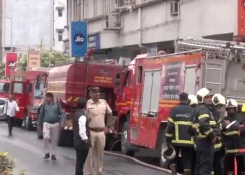 पेडर रोडवरील कपड्यांच्या शोरूममध्ये आग, २४  जणांना इमारतीतून बाहेर काढण्यात यश