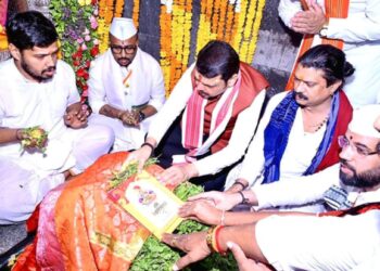 मुख्यमंत्री देवेंद्र फडणवीस यांनी घेतले श्री ज्ञानेश्वर महाराज पादुकांचे दर्शन