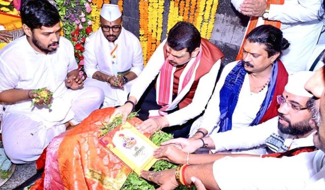 मुख्यमंत्री देवेंद्र फडणवीस यांनी घेतले श्री ज्ञानेश्वर महाराज पादुकांचे दर्शन