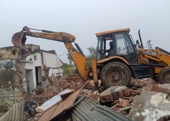 डोंबिवलीतील आयरे गावातील  गटार, नाले बुजवून उभारण्यात आलेल्या चाळी जेसीबीच्या साहाय्याने भुईसपाट