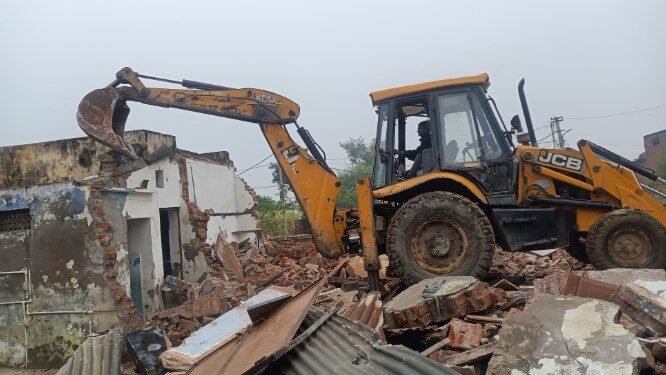 डोंबिवलीतील आयरे गावातील  गटार, नाले बुजवून उभारण्यात आलेल्या चाळी जेसीबीच्या साहाय्याने भुईसपाट