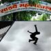 मुंबईतील साठ्ये कॉलेजमध्ये २१ वर्षीय विद्यार्थींनीची महाविद्यालयाच्या तिसऱ्या मजल्यावरून उडी मारून आत्महत्या