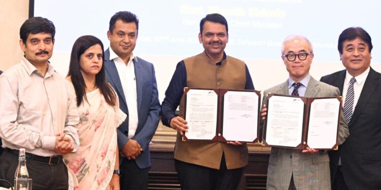 मुख्यमंत्री देवेंद्र फडणवीस यांच्या हस्ते आंतरराष्ट्रीय गुंतवणूकदारांना भूखंड वाटपपत्र प्रदान