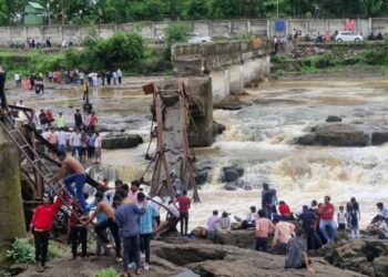 इंद्रायणी नदीवरील जुना लोखंडी पूल कोसळला, चौघांचा मृत्यू तर ५१ जण जखमी