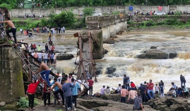 इंद्रायणी नदीवरील जुना लोखंडी पूल कोसळला, चौघांचा मृत्यू तर ५१ जण जखमी