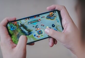 गोरेगावमध्ये गेम खेळताना मोबाइल काढून घेतल्याने १४ वर्षीय मुलीची आत्महत्या !!